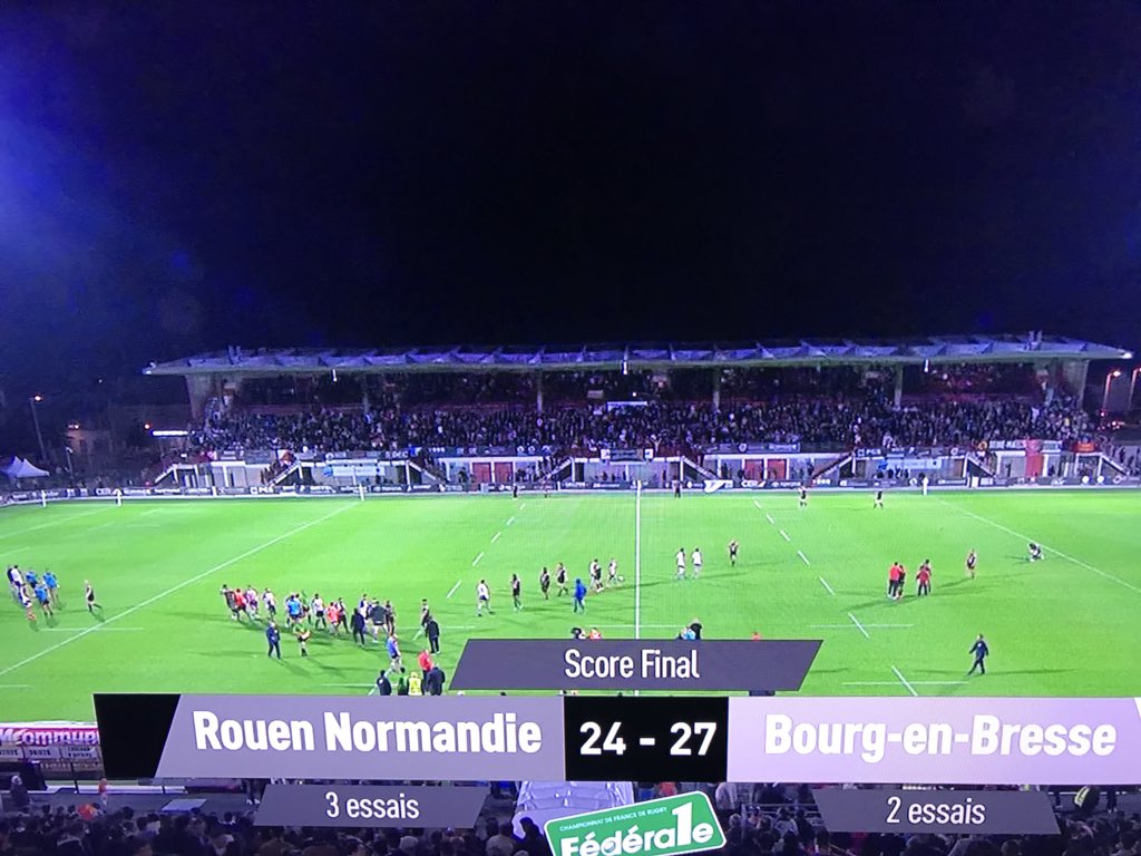 Après une mauvaise entame carton jaune et menée 0-10 @USBPAofficiel a renversé #Rouen menant 24-10 puis 24-17/27-17. Les normands inscrivent l’essai de l’espoir dans les arrêts de jeu revenant à 27-24 #BourgEnBresse a donc 3 pts d’avance avant le retour dans un Verchère bouillant