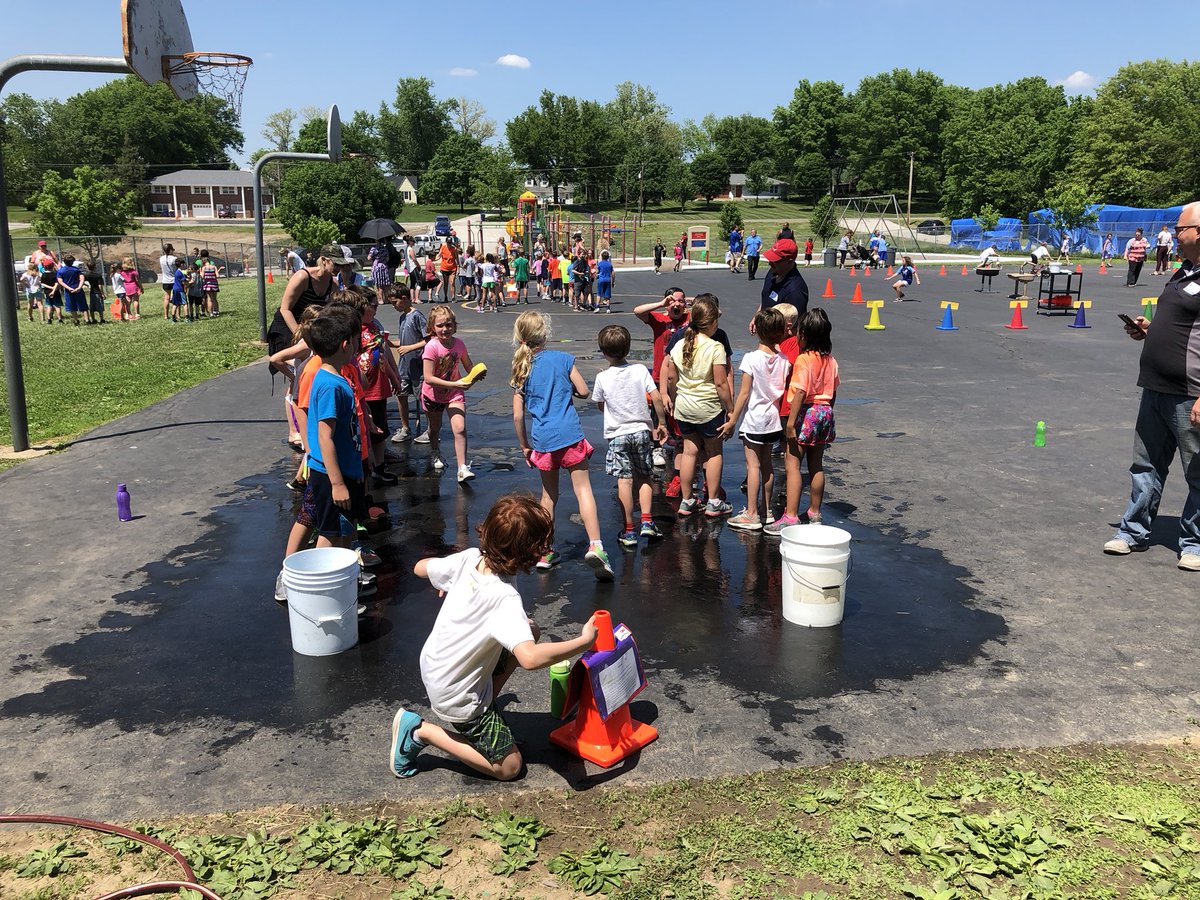S_Greenfield7's tweet photo. Field Day Fun! #moremay #ssdpride @MapleWarriors https://t.co/2rDXG7g7rs