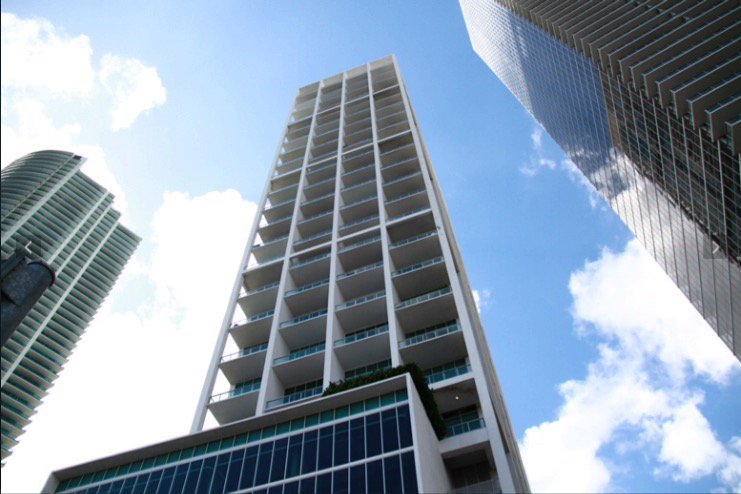 Condodotcom's tweet image. The luxurious Ten Museum Park is the perfect place for a Miami weekend. Rooftop pool with endless views of Biscayne Bay! #tenmuseumpark #miami #condos #realestate #hotproperty #weekend #pool #luxury #brickell #realtor #lifestyle