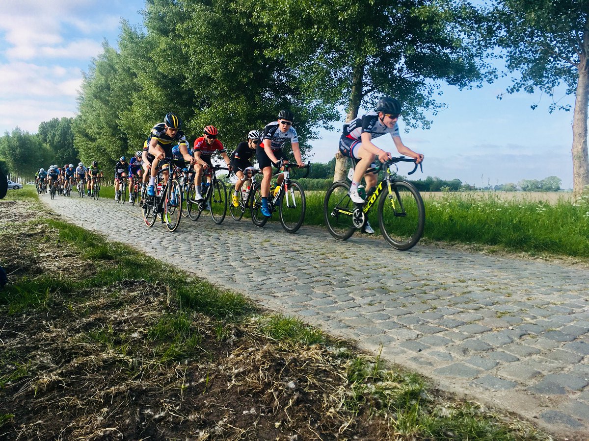 Een opmerkelijk moment tijdens de eerste etappe van de Junioren Driedaagse van Axel. De ritwinst was voor Jarne van Grieken.

pzc.nl/zeeuwse-sport/…