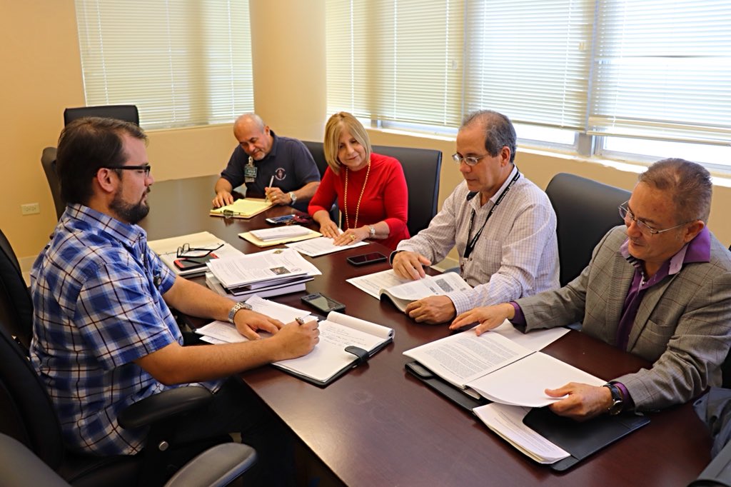 NETPRonline's tweet image. Reconociendo la importancia de los radioaficionados durante la pasada temporada de huracanes, la pres Sandra Torres, se reúne con miembros American Radio Relay League para discutir aspectos importantes de cara a la nueva temporada de huracanes. @fortalezapr @ricardorossello