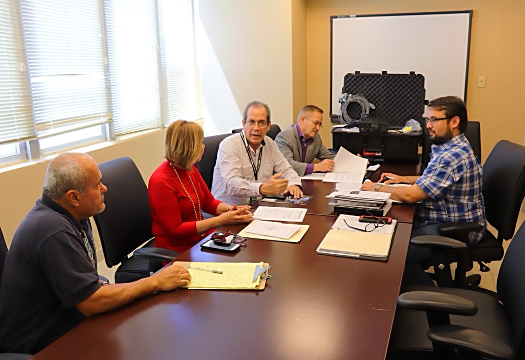 NETPRonline's tweet image. Reconociendo la importancia de los radioaficionados durante la pasada temporada de huracanes, la pres Sandra Torres, se reúne con miembros American Radio Relay League para discutir aspectos importantes de cara a la nueva temporada de huracanes. @fortalezapr @ricardorossello