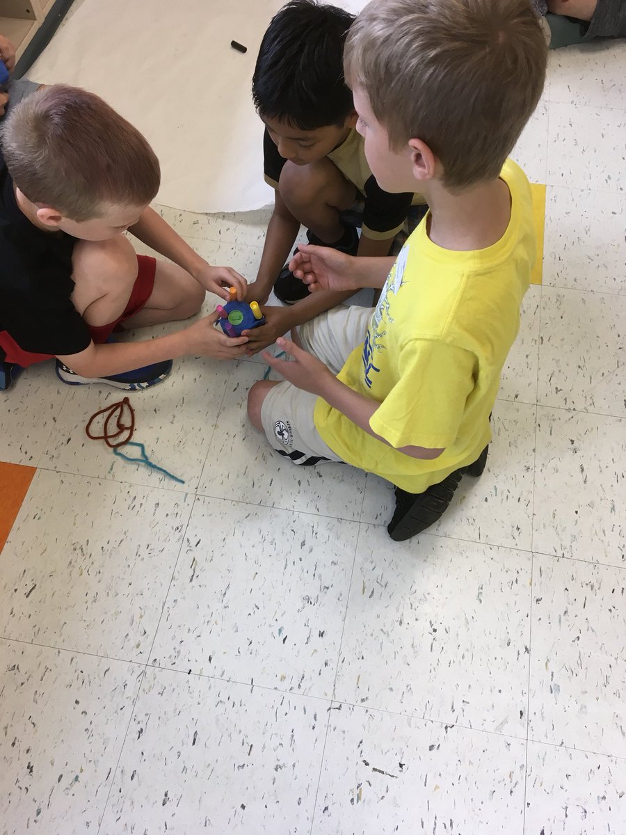 Ms_Zusinas_APC's tweet photo. #RemakeLearningDay was a blast! Students learned about #DrawBots and then collaborated to make #WiggleBots  @AmyMBurchDEd @remakelearning https://t.co/r9e8PR71CI
