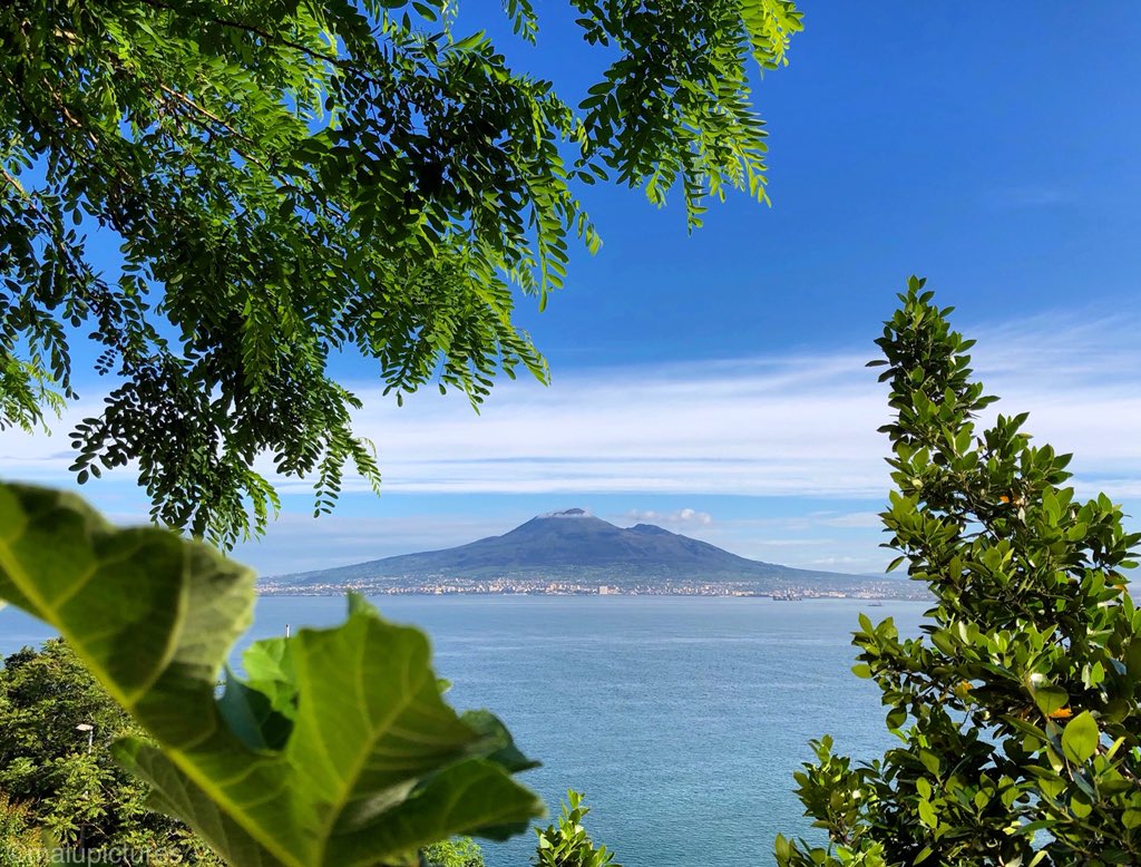 Good morning from the Bay of Naples💙 #Italy #SplendoursofItaly #bayofnaples #napoli #naples #mountvesuvius #vesuvius #travel #td