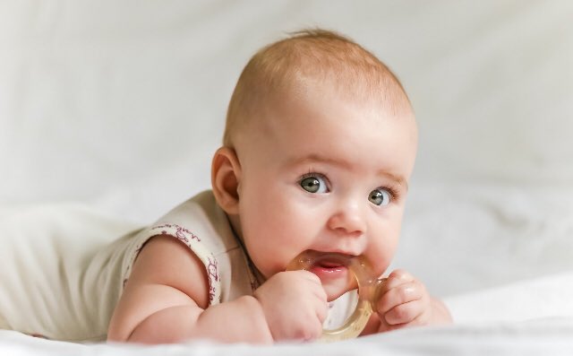 TEDental's tweet photo. La salivación excesiva, así como la irritabilidad del #bebé son síntomas que indican la erupción de los primeros dientes #DientesDeLeche https://t.co/ylJrmF6pQC https://t.co/gOk459zIfH