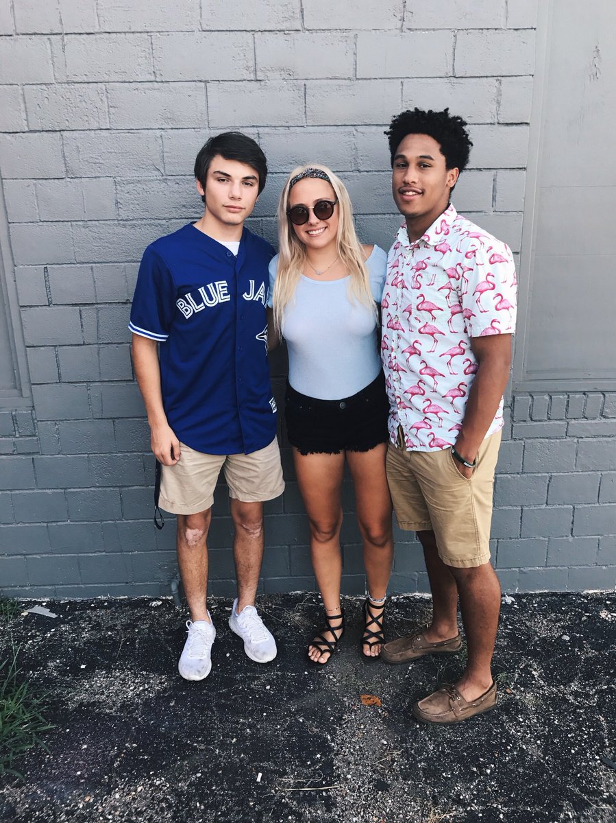 _kyliepricee's tweet photo. hbd to my bestie!!!! i luv u a lot and i’m sorry i can’t spend your bday with you :( see u tomorrow love bug @aarontbrown11 https://t.co/Zf0xD8O22j