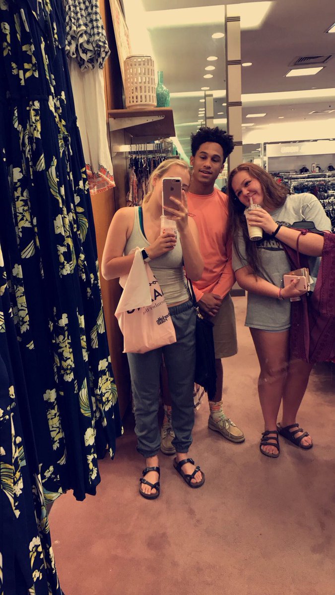 _kyliepricee's tweet photo. hbd to my bestie!!!! i luv u a lot and i’m sorry i can’t spend your bday with you :( see u tomorrow love bug @aarontbrown11 https://t.co/Zf0xD8O22j