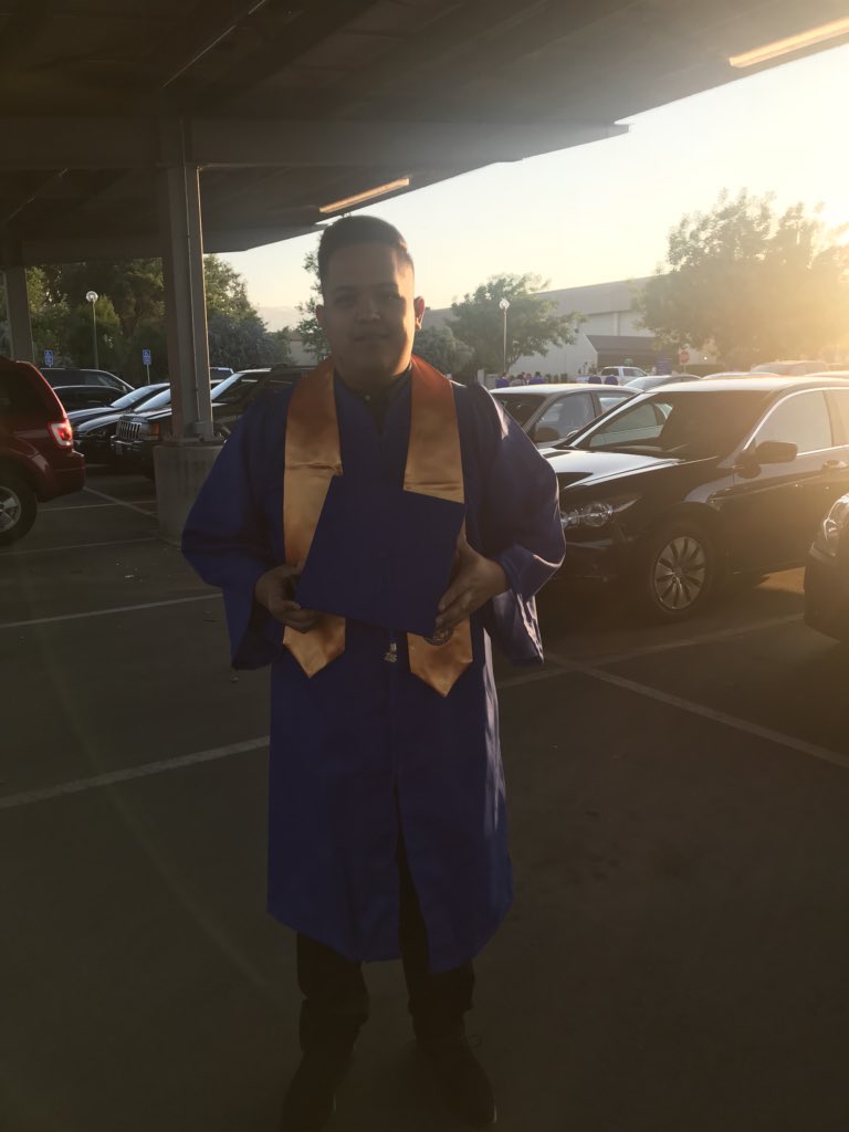 Taneeya_08's tweet photo. Congrats to Bobby Lindero on graduating. An incredible man that never gave up. Love you #CSUB2018 https://t.co/awgSBb6MhH