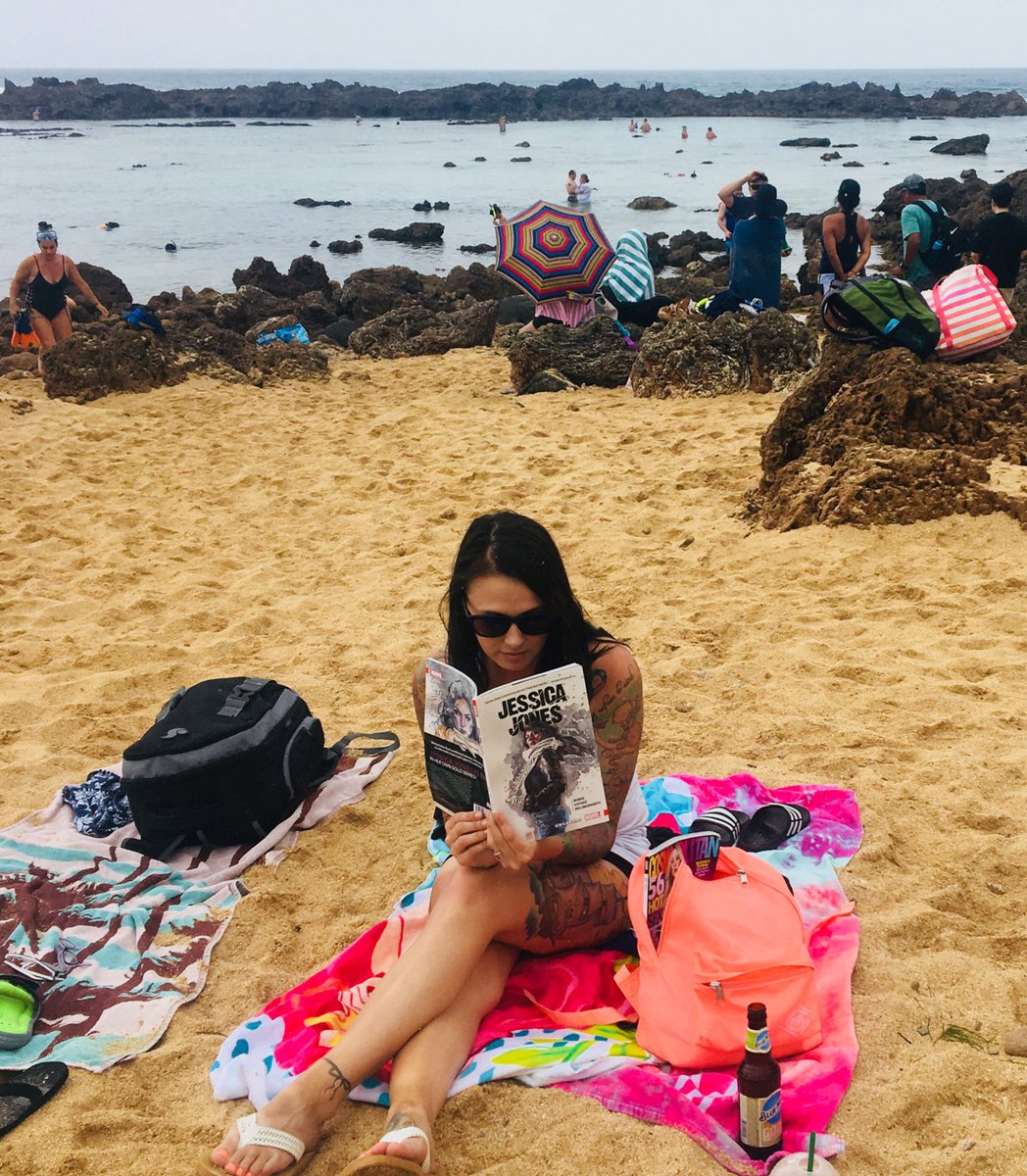 thecapelessones's tweet photo. Here’s friend of @TheAzoreanOne Elizabeth catching up on #JessicaJones while on vacation in #Hawaii 🤙🏽
Follow Elizabeth’s lead and #ShowUsYourBooks ! We want to see #ComicsInTheWild !
So, where do you read your comics?...
@MarvelStudios @JessicaJones #TheCapelessCrusaders https://t.co/dZZqw57KEn