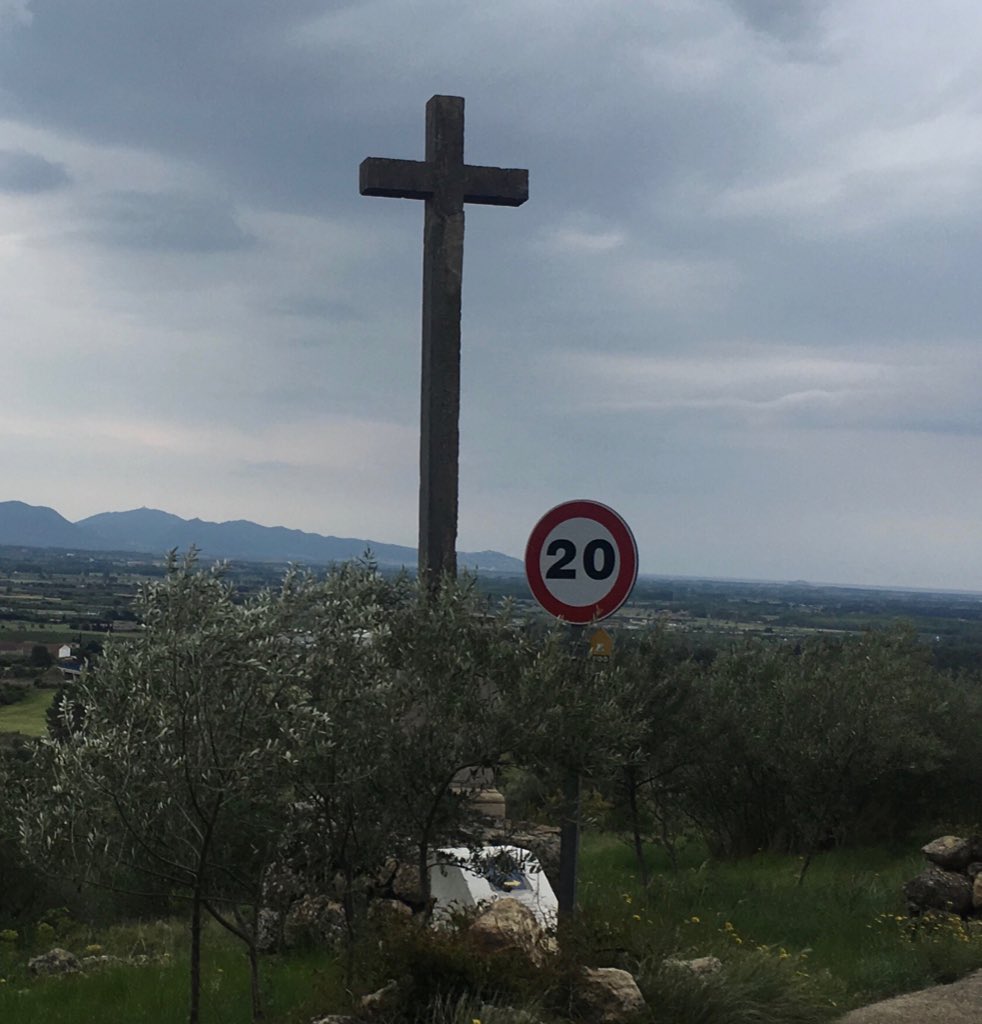 _sarapou25's tweet photo. Creu cristiana situada a Pont de Molins, al costat del monestir de Santa Maria del Roure. #museualcarrer #museualcarrerESC https://t.co/y6GvGcD0gf