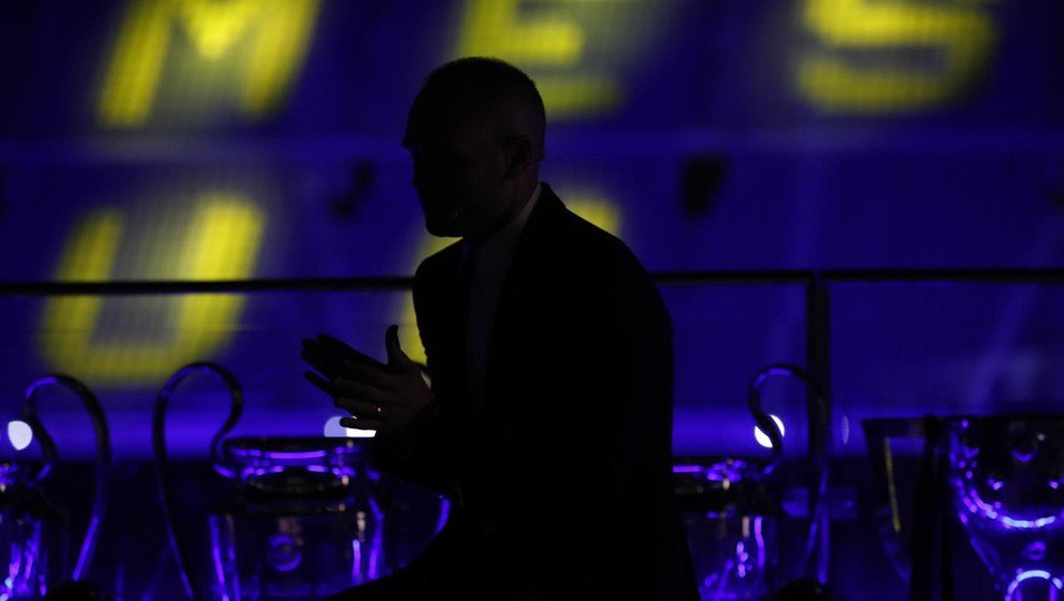 FCBarcelona's tweet photo. We don't need floodlights to see your greatness. #infinit8iniesta https://t.co/Qr6p399Hj6