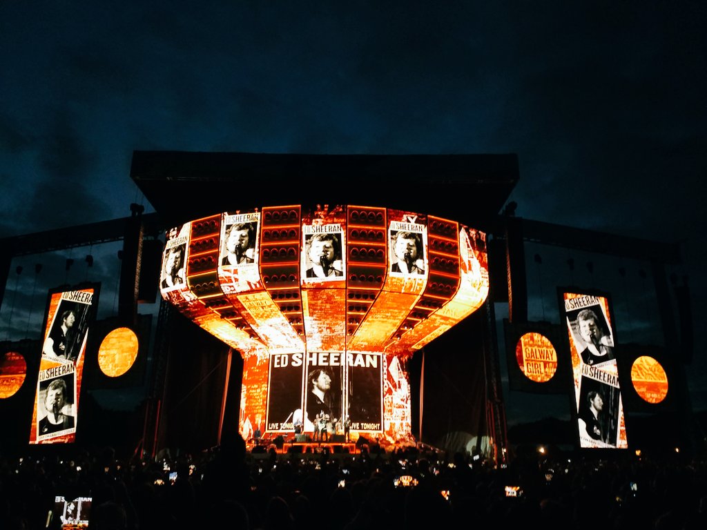 Dublin - shall we have one more!? #EdIrishTour #EdSheerleaders #EdSheeran #EdDublin #PhoenixPark