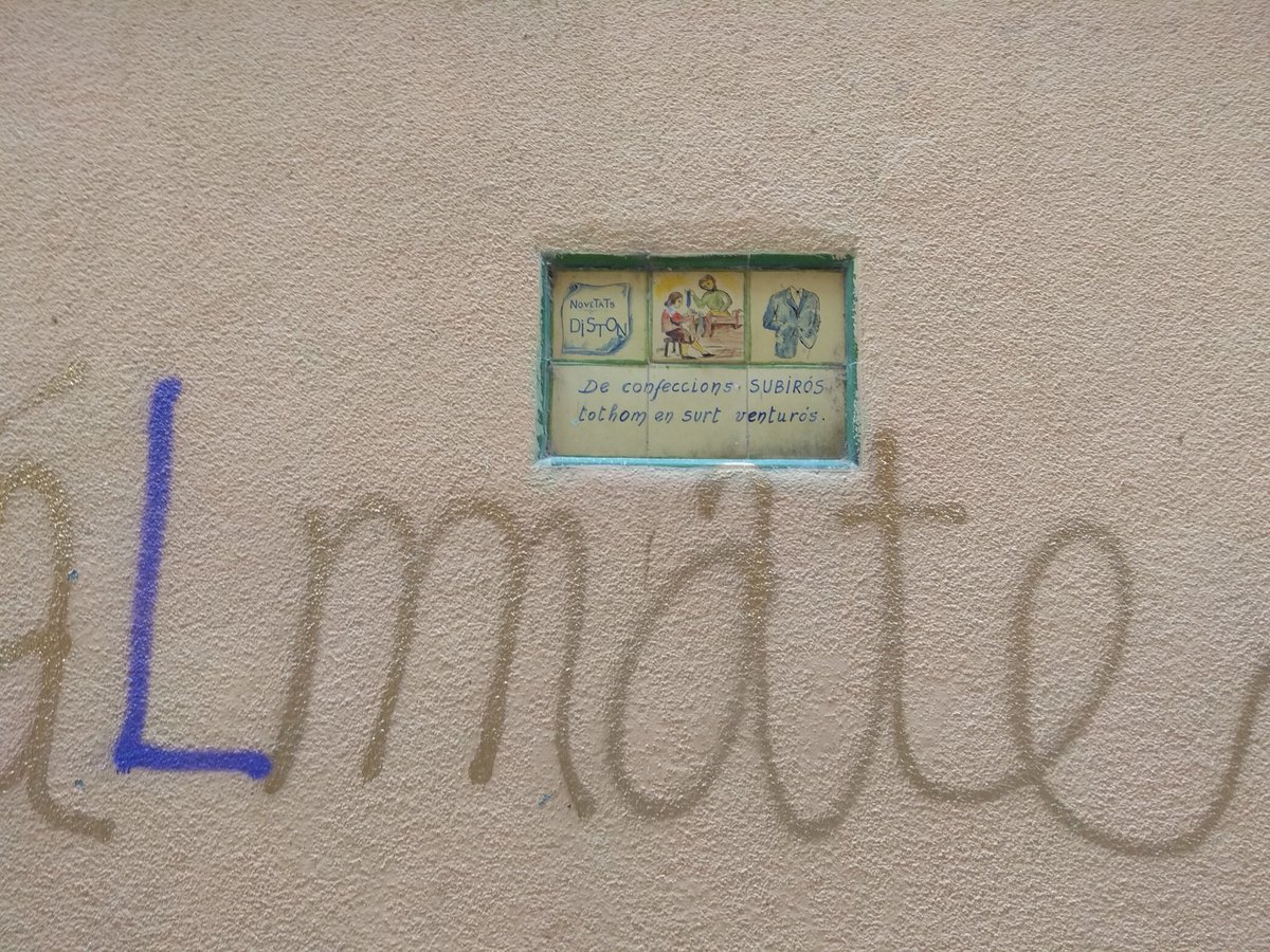 edm15935715's tweet photo. Placa amb una dita sobre confeccions situada a la paret del carrer Forn Baix, Figueres
#museualcarreresc #MuseuAlCarrer https://t.co/Ec78nsL4E0