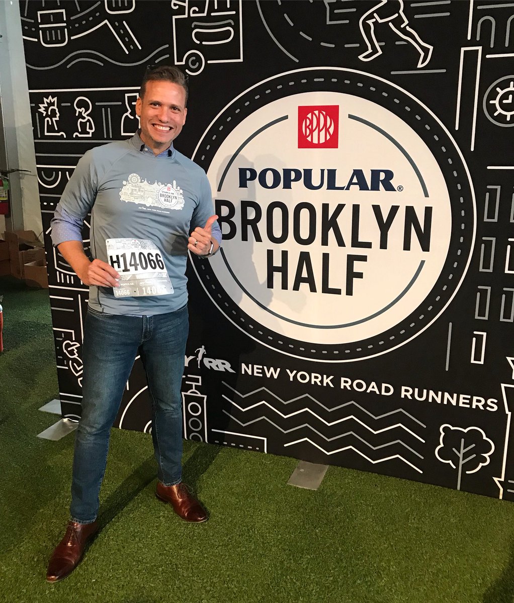 rafaelbello's tweet photo. Hello Brooklyn! Listo para disfrutar las 13.1 millas del Condado de los Reyes! #KingsCounty we ready!!! #sacalosdientes  
#TeamSLD
#TeamPonteEnFormaRD 
#YoCorroConRafa 
#PopularBKHalf
@nyrr @nyrrnews @RobertoMandje https://t.co/w2xF2teVzC