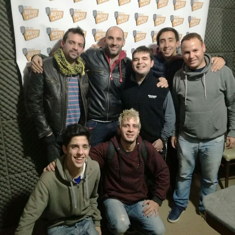 nuevosairesfm's tweet photo. En #SinfoníaDeportiva música en vivo con la banda #ChePayaso por #NuevosAiresFM 99.7 con @FranPicatto @SebastianAmpara @nicogoicochea91  @nahue_machado  @sinfoniadepok   por https://t.co/OstxzrzBCS https://t.co/LLHQfXVNth