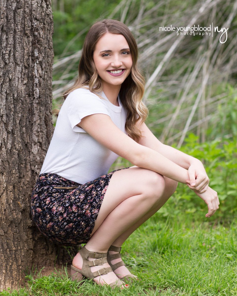 grifynjp's tweet photo. Seniors!! Don’t forget to book your senior pics with @nicoleyphoto !! She’s the best ❤️❤️ https://t.co/6LA095EAiH