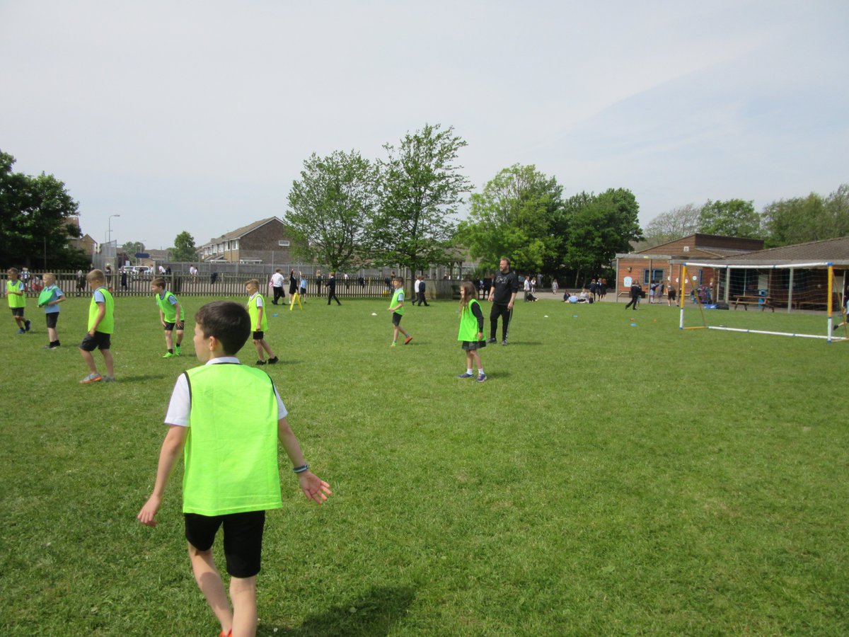 MaryEltonPS's tweet photo. Year 4 thoroughly enjoyed the inter-house football tournament this lunchtime! Thank you to Mrs Meredith for organising. And the winners were ... TRIANGLE! #interhouse #schoollife #funatlunchtime #footballtournament https://t.co/rqiasvNZKF