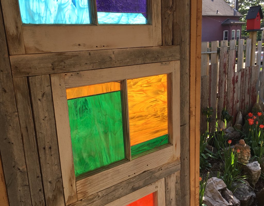 JulesHareShares's tweet photo. A splash of colour, a pinch of pollen, heaps of sun....and .... voila! Back porch living at it’s best! #outdoorliving #DTK https://t.co/m2KubKcStK
