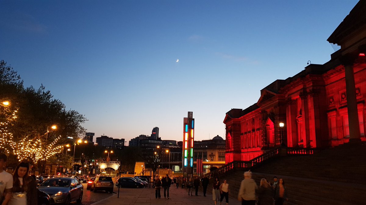 JenneLee211's tweet photo. 今晚的利物浦很热闹
#lightnightlpool #LightNight #LightNight2018 #PhDLife https://t.co/poNdiOK1lO