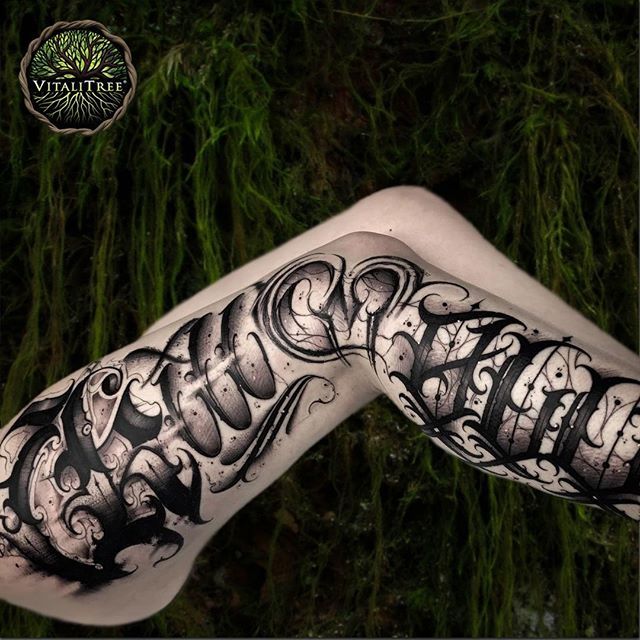 VitaliTreeTat2's tweet image. Killer script by Ryno @taylor_tatts48
Aftercare by @vitalitreetattoo

#scriptkillas #darkartists #darkart #handstyles #handwriting #letters #customlettering #letterhead #vitalitreetattoo #texasinkedmag #texastattooartist #masteroflettering #darkartists #… ift.tt/2wSLuUv