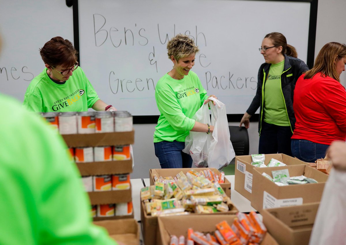 packers's tweet photo. #Packers employees volunteered to pack backpacks, sort through donations &amp; prep &amp; serve meals for local nonprofit organizations today! 

#PackersGiveBack Day 📸: https://t.co/AiU0dLeuq7 https://t.co/sWtiKlKzOh