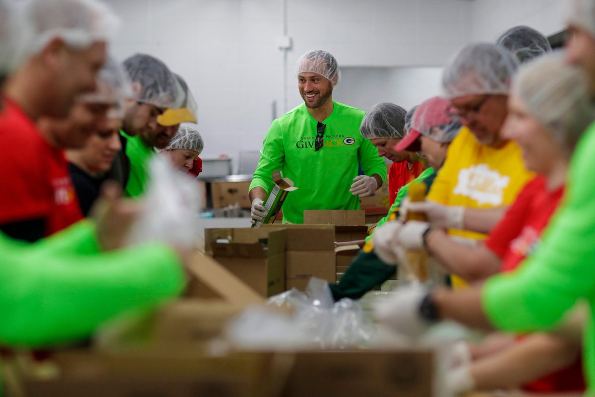 packers's tweet photo. #Packers employees volunteered to pack backpacks, sort through donations &amp; prep &amp; serve meals for local nonprofit organizations today! 

#PackersGiveBack Day 📸: https://t.co/AiU0dLeuq7 https://t.co/sWtiKlKzOh