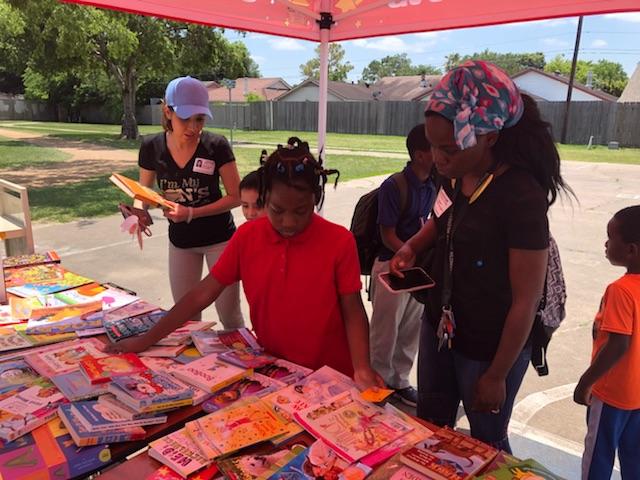 OlleLibrary's tweet photo. Thank you Alief community for donating books to our book swap program. A lot of children will be taking new books home to read tonight! #bookblessed #thankful @ChancellorComet @ChancellorComet https://t.co/zpset6ldGu