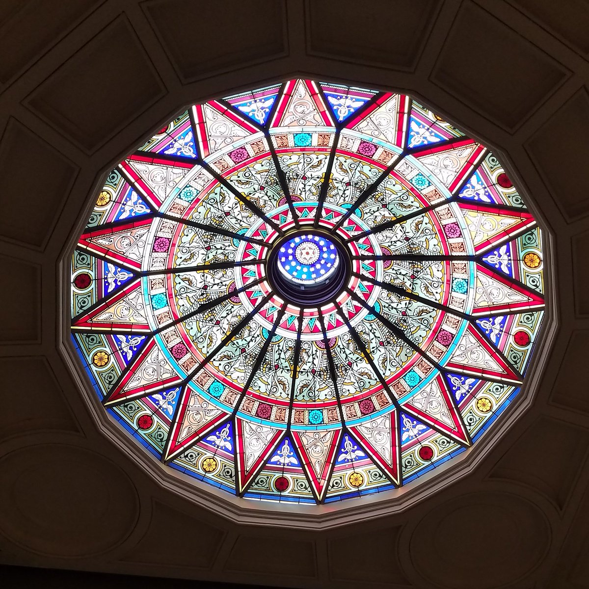Novafan23's tweet photo. The rotunda of the #lindermanlibrary at @LehighU. So beautiful! #lehigh #lehighu #lehighuniversity #bethlehem #stainedglass #art #architreturedigesttop20 #library https://t.co/sXDtNvSXHO