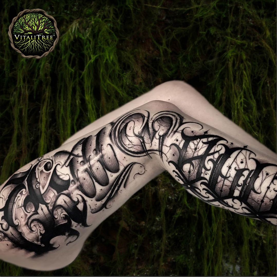 VitaliTreeTat2's tweet image. Killer script by Ryno @taylor_tatts48
Aftercare by @vitalitreetattoo

#scriptkillas #darkartists #darkart #customlettering #vitalitreetattoo #texasinkedmag #texastattooartist #masteroflettering #darkartists #bng #vitalitreetattoo @texasinkedmagazine #tattooaftercare #allnatural