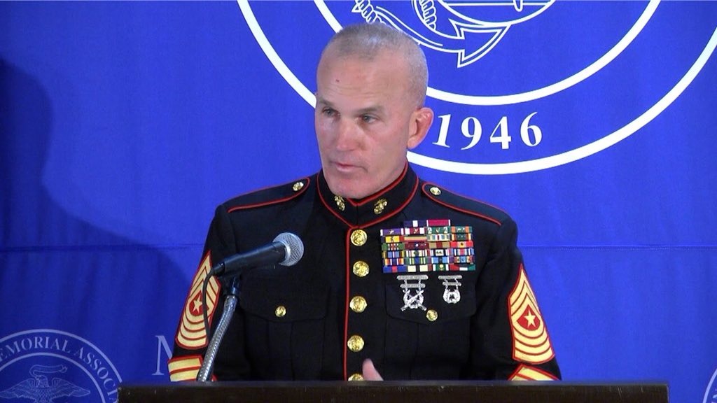 jpartej's tweet image. Hilo va👇He leído que hoy se ha retirado tras 34 años de servicio en los Marines el Sargento  Mayor Brad Kasal. Supongo que no os sonará el nombre.