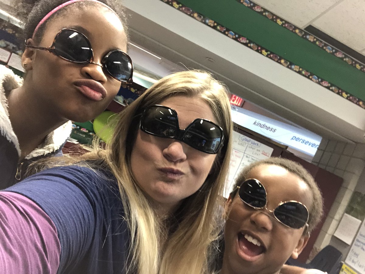 MrsHarris4K4C's tweet photo. Recess Fun and Kona Ice! @RStar512 @RSElemPTA @theSMSD #5HRocks Not sure if the upside glasses are very practical π https://t.co/nnbI4Gpbhi