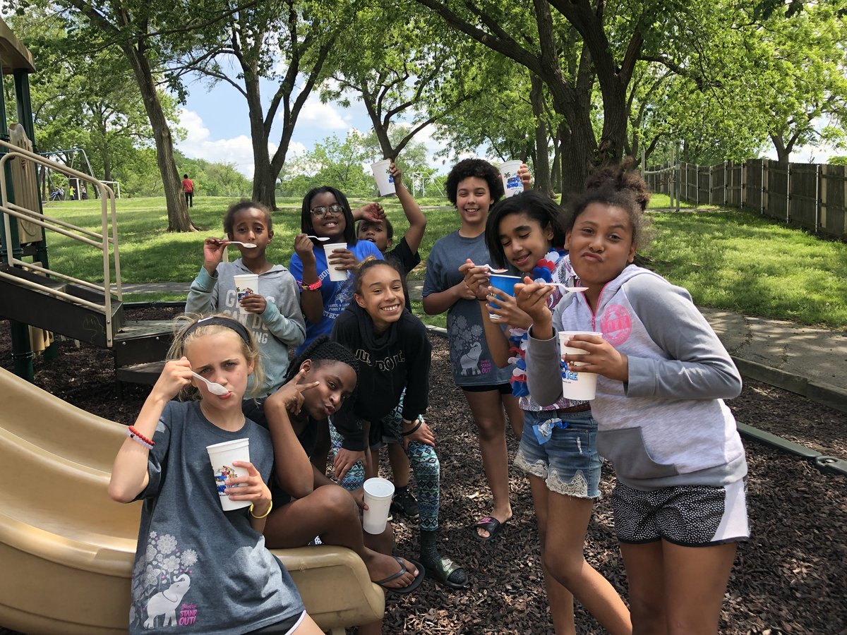 MrsHarris4K4C's tweet photo. Recess Fun and Kona Ice! @RStar512 @RSElemPTA @theSMSD #5HRocks Not sure if the upside glasses are very practical π https://t.co/nnbI4Gpbhi