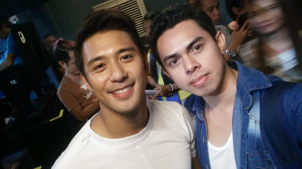Hi Lodi! <a href="/nacinorocco/">Rocco Nacino</a> 😁 nice performance @ #OhBoy&amp;OhLol Concert! galing! 

Kahit Pagod Sa work at Raket diretso sa Concert Mo! 😍😍😍 hayun di nakapasok after haha! Ganyan ka namin ka mahal. 😍😘
                                   -Roccofellas
#OhBoyRocco #Lodi #ProudFan