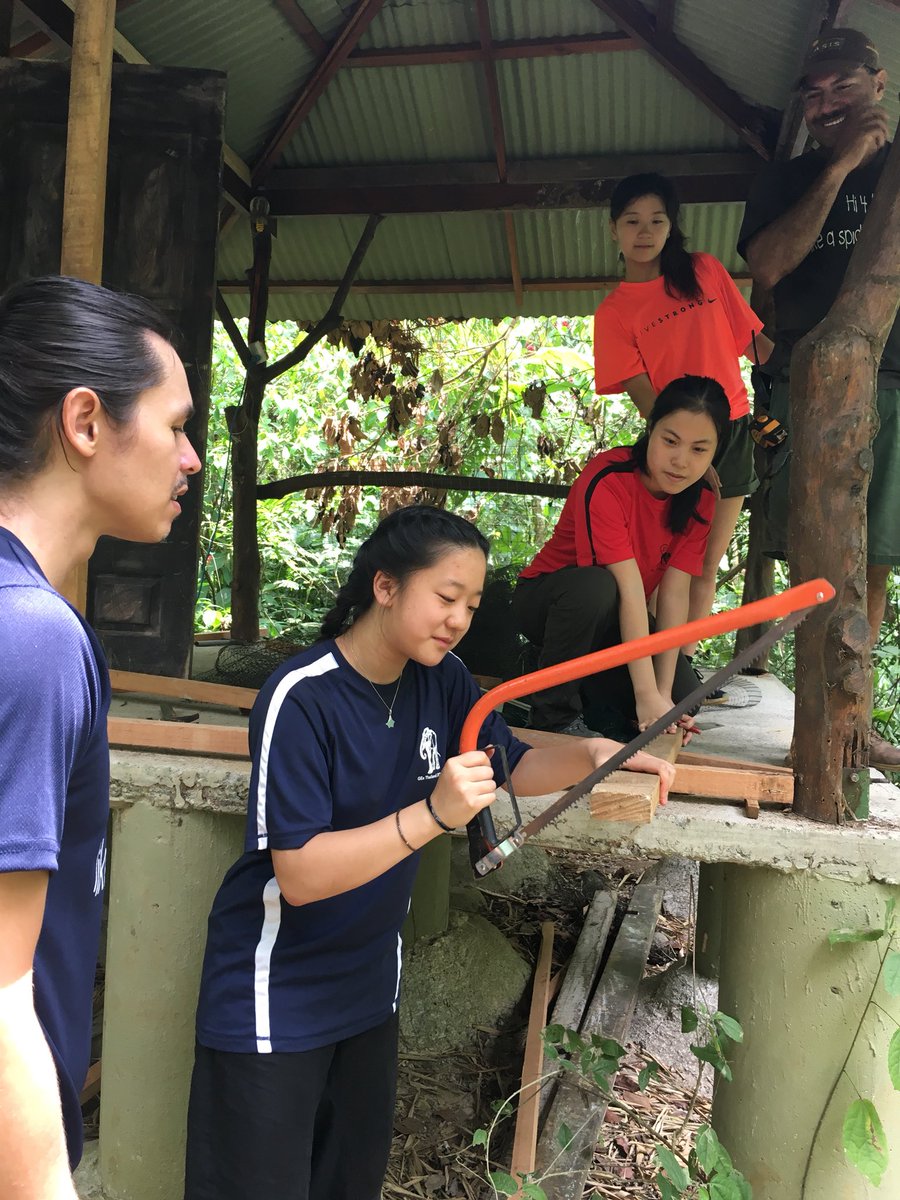 colinvdr's tweet photo. Day 7 in 🇨🇷! More volunteering @proyectoasis to help build and clean enclosures. Fantastic cooking class with local chefs and lively debate before bed about economic development vs. environmental preservation. #mulgravecr https://t.co/AsQAmys913