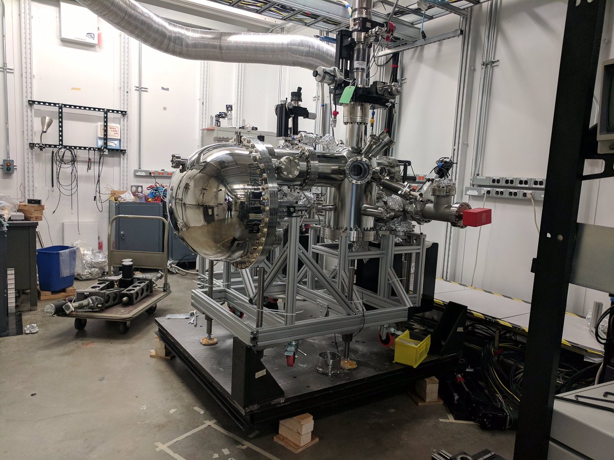 nuclear94's tweet photo. Postdoc Mark Warren and grad student @danleezr have the HAXPES system up on the new motion table. @IIT_Science https://t.co/pmputkVPPZ