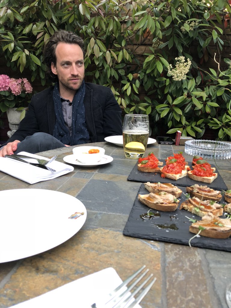 VilladiGeggiano's tweet image. Artist in residence Robert Fry 🥂

#villadigeggiano #residentartist #artandfood #westlondon #chiswick #toplondonrestaurants #placetobe #alfresco #alfrescodining #drinks #robertfry