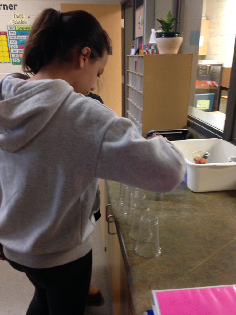 LDubsGatestone's tweet photo. Friday Five: Clothespin Cup Stack! #colourchallenge #class78 https://t.co/uHFT02uiwG