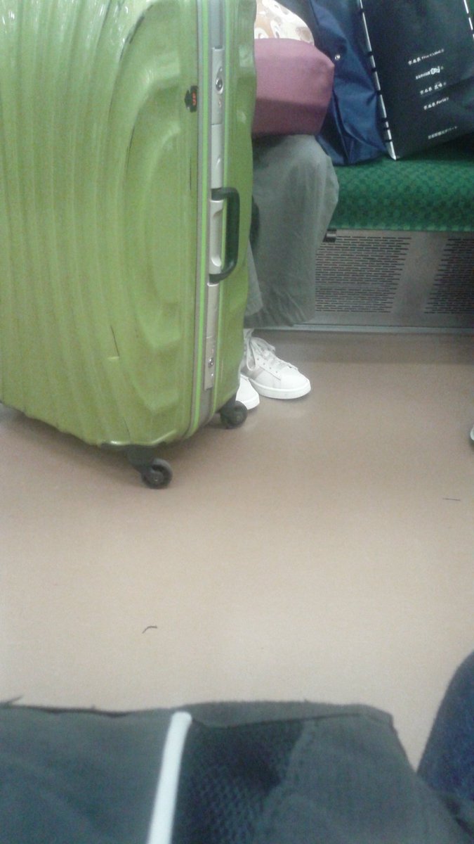 やました على تويتر 最近の電車での迷惑 乳母車 スーツケース 人の邪魔にならないように気を使えないやつだらけ ちなみにこいつは手荷物も座席に置き 平気な顔 電車 マナー