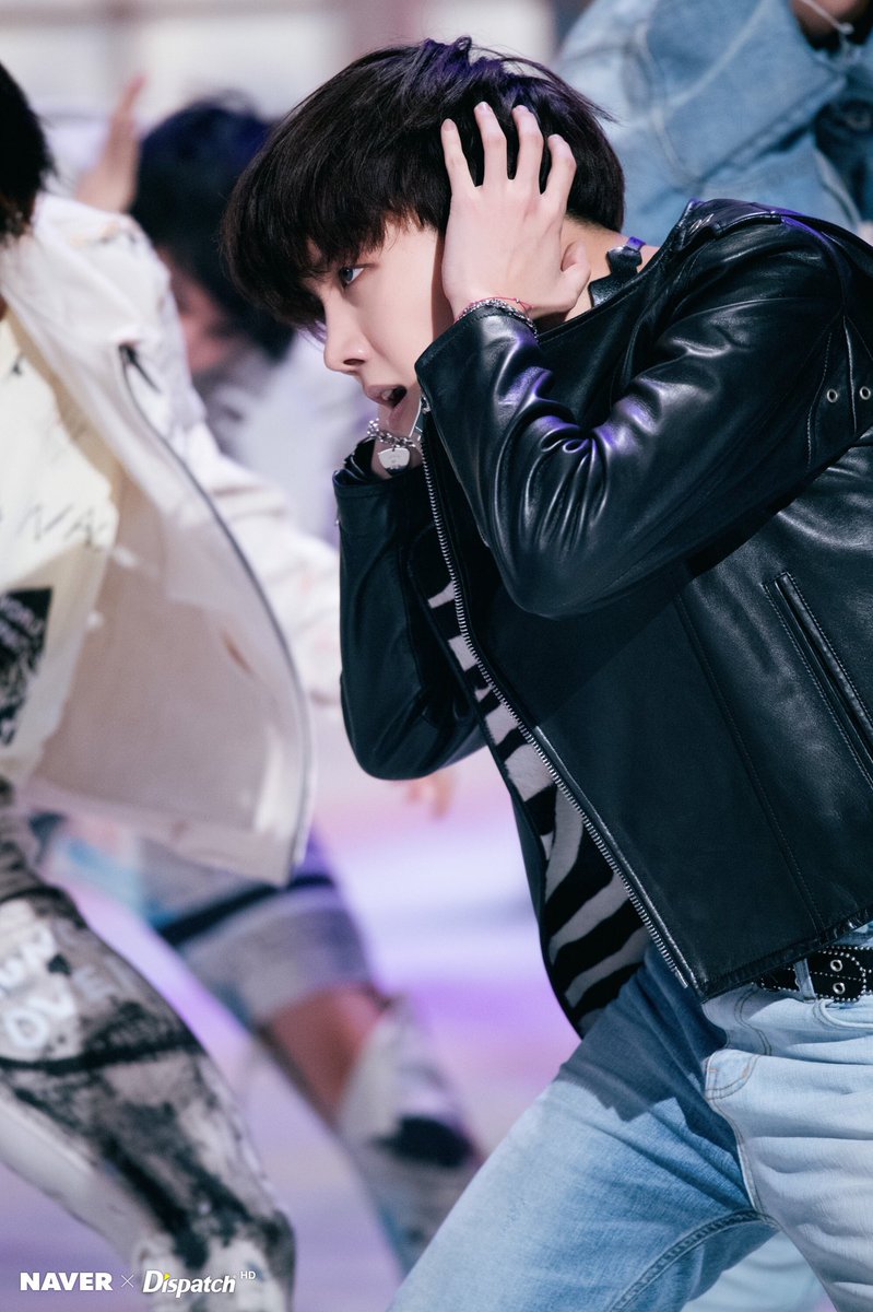 HopeSmiling0218's tweet photo. 오빠에게 빠졌어요💜💜💜💜💜💜💜 #제이홉 #iVoteBTSBBMAs https://t.co/LrZj2rqZRm