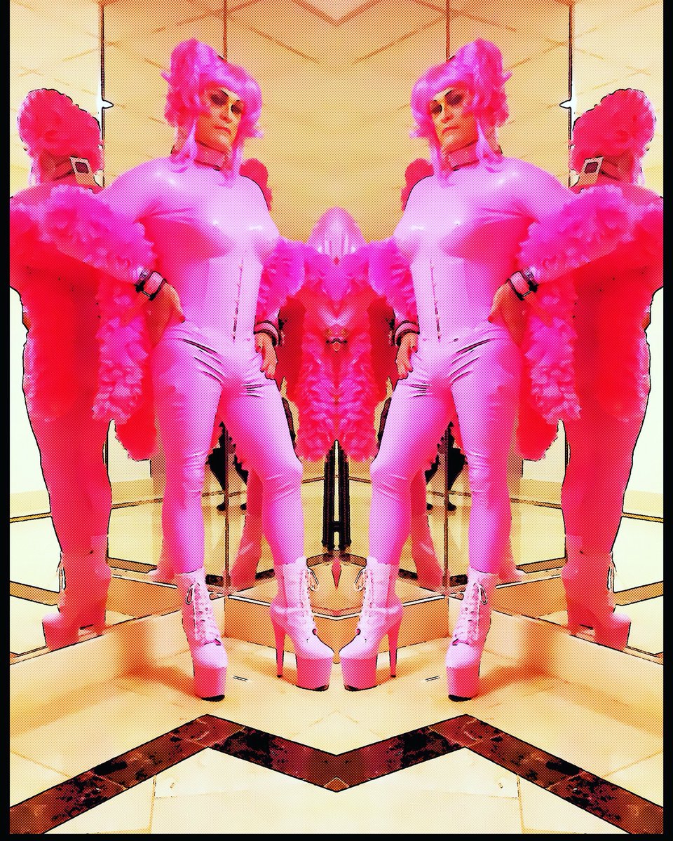 dominatrixcomix's tweet photo. Interesting person at @OfficialDomCon #latex #LatexFetish #latexcatsuit https://t.co/aslSQ6eYVn