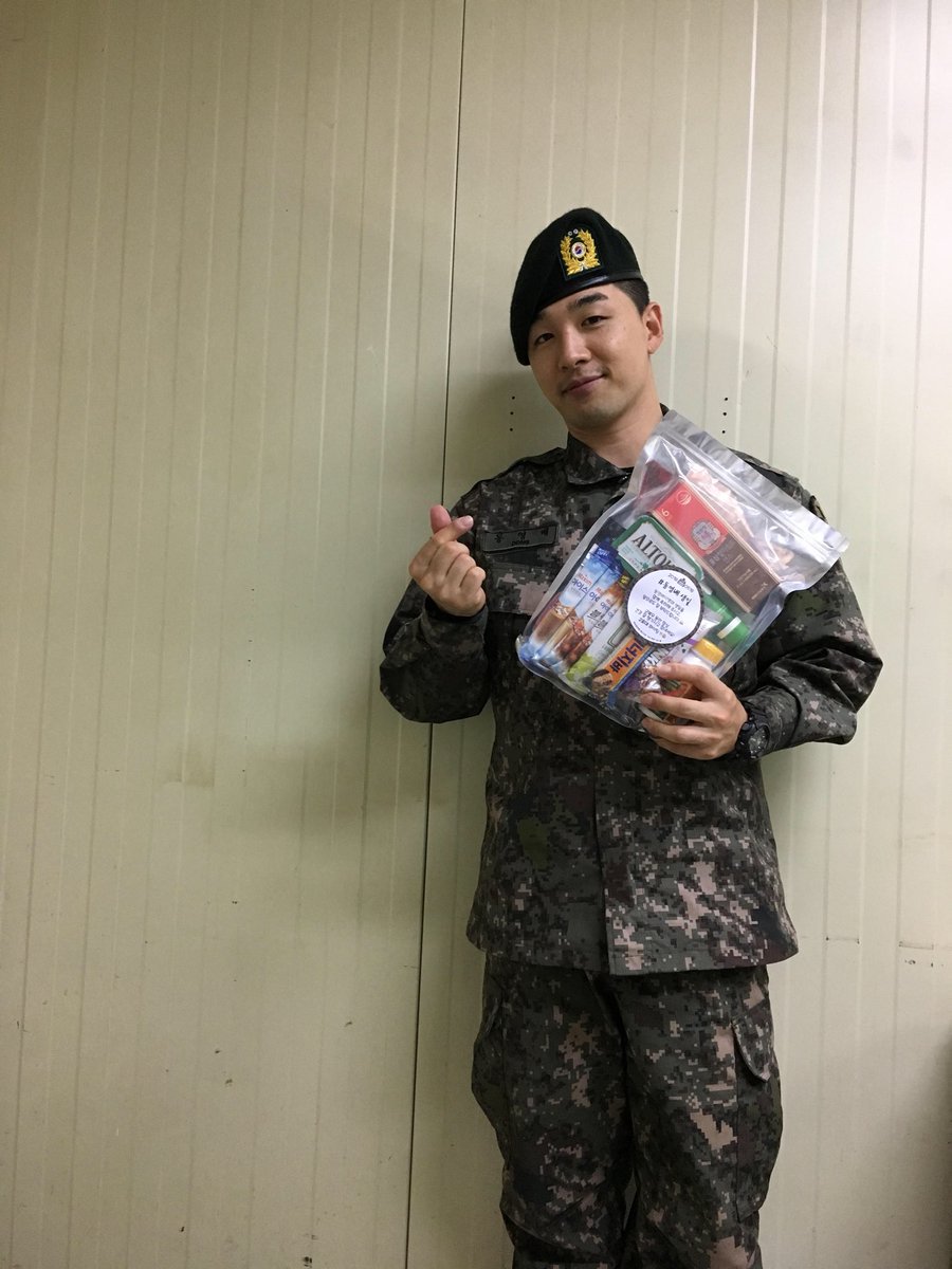 sami_danielle01's tweet photo. He's looking so good!!! 😍😍😍
I'm so glad we're getting some uniform pics!!! 🙏🏻
#Happy31stYBDAY #TAEYANG
Cr YB-518% https://t.co/IhYRM3nZcz