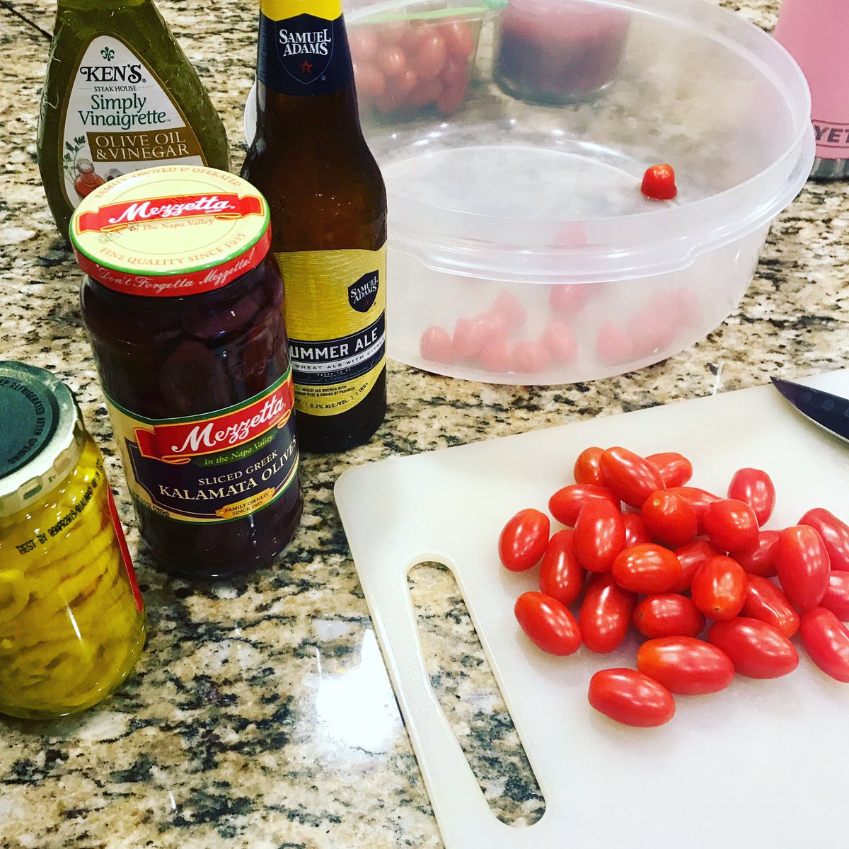 terpfanforlife's tweet photo. #Preakness party prep! #MDgirl #FLworld #blackeyedsusansforeveryone https://t.co/xPVSNxDuYU