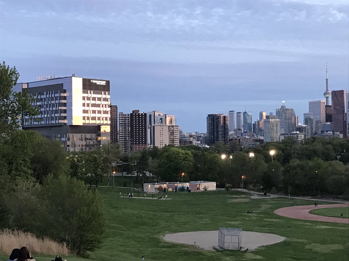 janlambod's tweet photo. Spectacular sunset in Riverdale park! #Torontoisbeautiful https://t.co/FLETwUIO7F