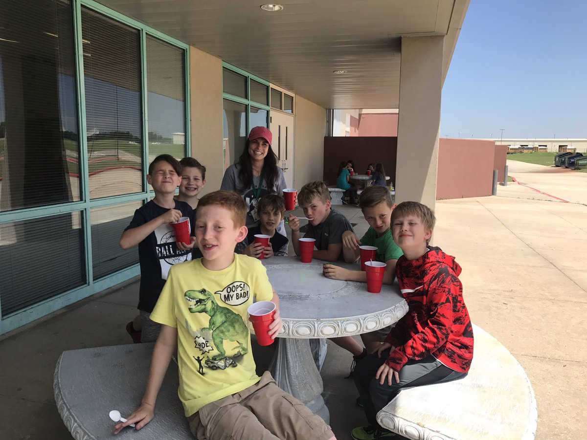 Scribner4th's tweet photo. Snow cone reward today for winners of the Glow Games @JeSwafford3 https://t.co/GwRjtOKn5n