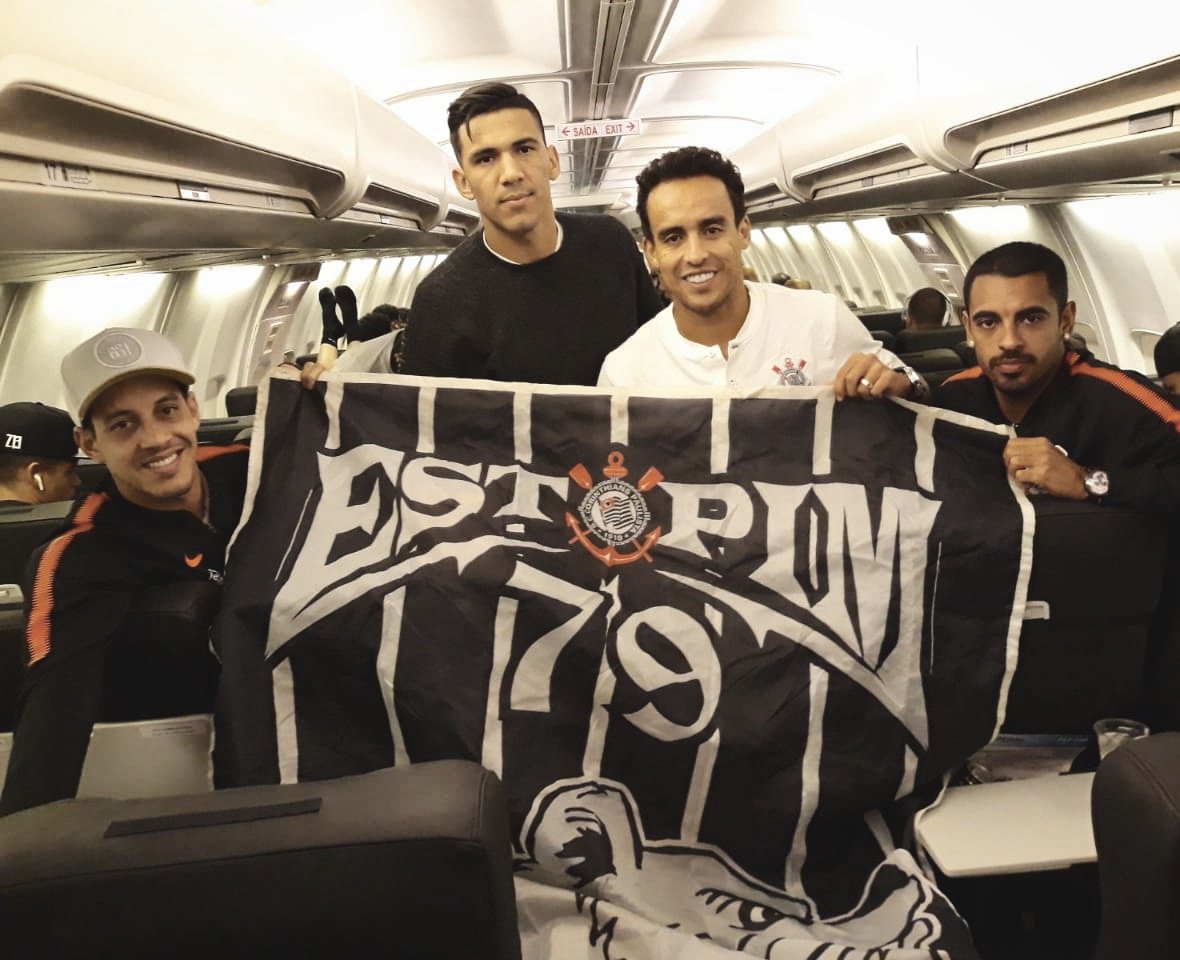 estopimdafiel's tweet photo. Voltando da Venezuela com os três pontos, a liderança do Grupo 7 e a classificação às oitavas da Conmebol Libertadores 2018! Que momento vive a torcida do Corinthians!
#ÉNóisDiNovo #PintouO7 #QueMomento 💣🤙🏻 https://t.co/yFmUINIJIf