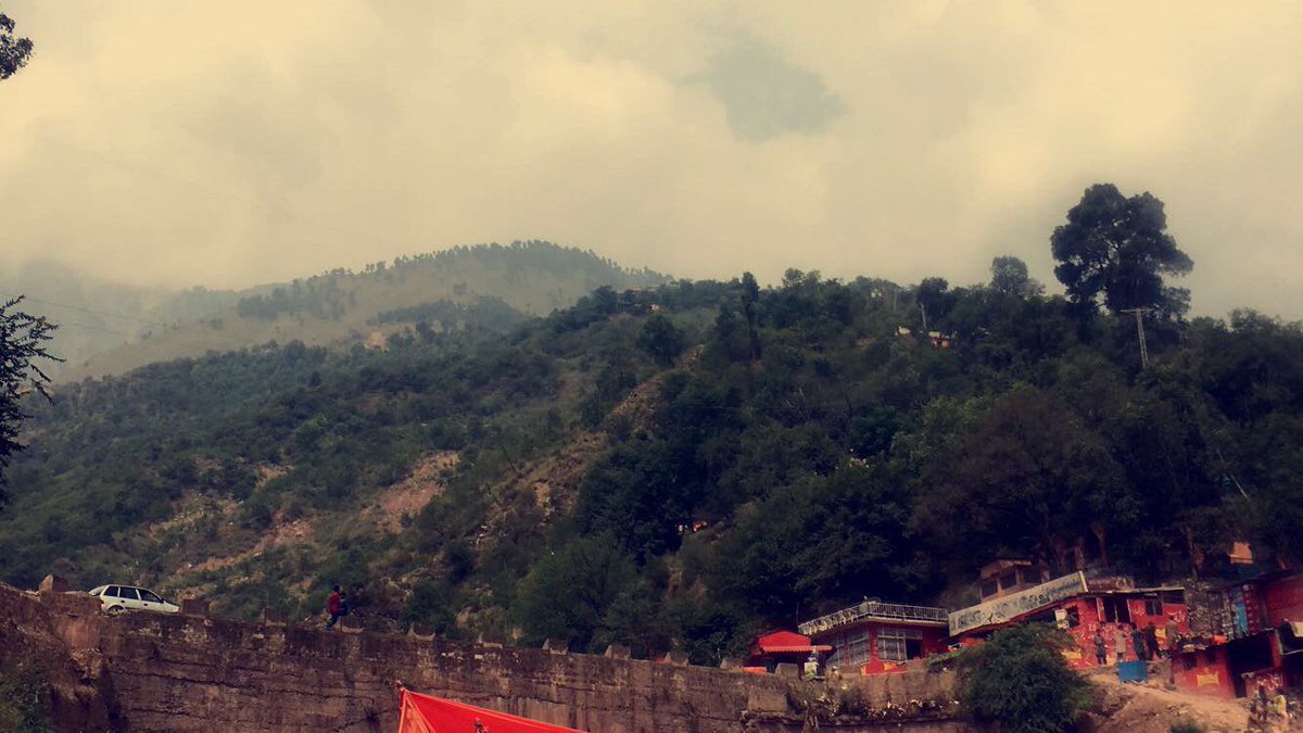 nergisanees's tweet photo. تمہیں پہاڑوں، درختوں، کچے رستوں پر کیا ملتا ہے؟
خلوص ملتا ہے، جو ہے جیسا ہے، ویسا ہی ملتا ہے، حساب کتاب سے بچا ہوا، فضول کاموں سے کٹا ہوا، اپنی چھوٹی سی دنیا سے بچھڑا ہوا، میں خود کو جا ملتا ہوں، یا پھر وہ مجھ سے آ ملتا ہے. - #Pakistan  #Ramazan  #Turkey #ItsYourRoad #kashmir https://t.co/Oaz153QnDs