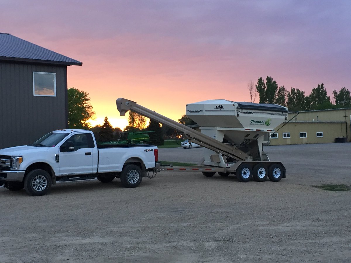 ryangcia's tweet photo. Beautiful night to treat some Channel Beans @RudenickTaylor @JGrommersch @ChannelMinn @Channel_Seed #Plant18 #seedsmanshipatwork https://t.co/jBGCgfVU7p
