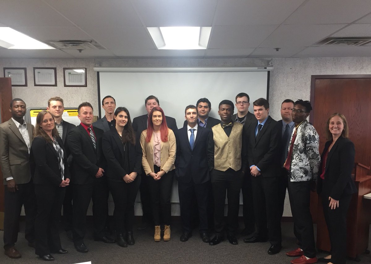 ups_hub's tweet photo. FSTS graduating class #TogetherWeAreUPS #futureleaders @Gr8LakesUPSers https://t.co/rTUFHNvAIe