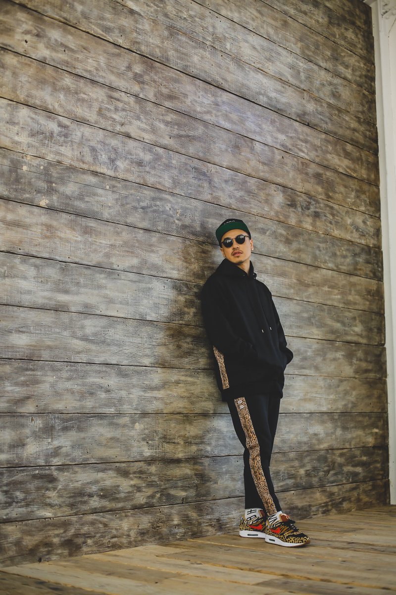 BagarchOfficial's tweet photo. AK-69着用アイテム :
CAP : SNAPBACK CAP -2782- 【BLK】
TOPS : LEOPARD LINE PARKA 【BLK】
PANTS : LEOPARD LINE PANTS 【BLK】
ITEM : 18'ROUND SUNGLASS【BLK】
https://t.co/JmVCBtq6s1
#bagarch #bghb #ak69 #snapbackcap2782 #leopardlineparka #leopardlinepants #2782_bghb #18ss https://t.co/hUMXUgMiw8