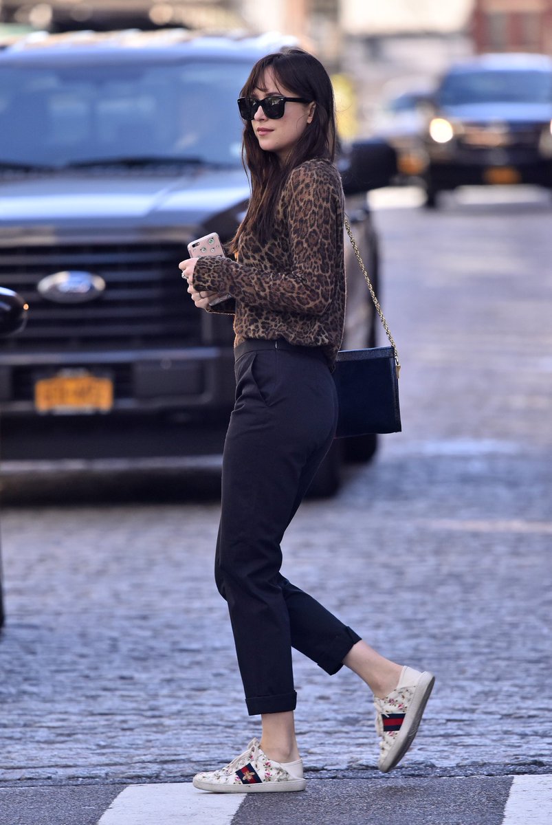 nurplj's tweet photo. Dakota y su brillante forma de combinar sus zapatillas Gucci para crear looks llenos de estilo, elegancia y clase😍Ella siempre creando tendencias y luciendo perfecta 😘 REINA 👑 #DakotaJohnson  #MuseGucci https://t.co/L0GQgDQGOH